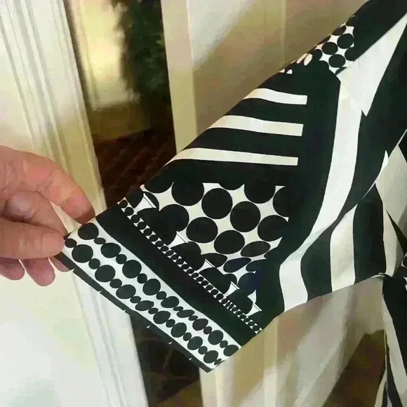 Liz Claiborne small (oversized) blouse. NWOT. Excellent condition. Wrinkle free - Picture 8 of 10